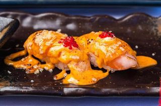 Nigiri San Francisco flambeado con peta crispy  