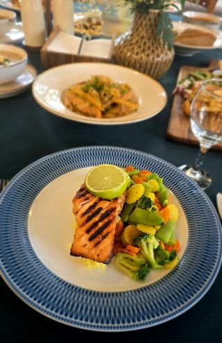 Łosoś grillowany w musztardowej marynacie, opiekane ziemniaki, gotowane warzywa