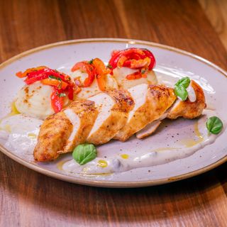 Piept de pui la gratar cu piure si sos mediteranean