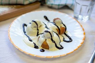 Papanasi cu fineti si sos vanilie