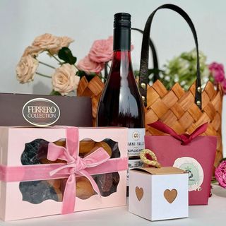 სასაჩუქრე დიდი კალათი ღვინითა და თაიგულით