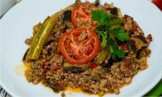 Aubergines with meat cubes on skewers