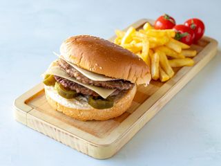 Dupli halapenjo burger i pomfrit 