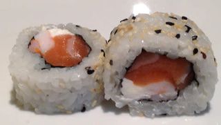 Roll De Salmón Con Philadelphia Y Langostino