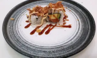 California de salmón con aguacate y cebolla crujiente (8 pzs.)