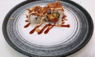 California de salmón con aguacate y cebolla crujiente (8 pzs.)