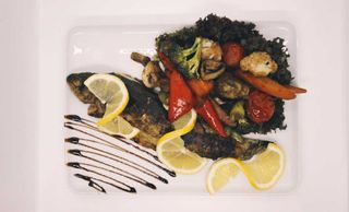 კალმახი ბოსტნეულით გრილზე