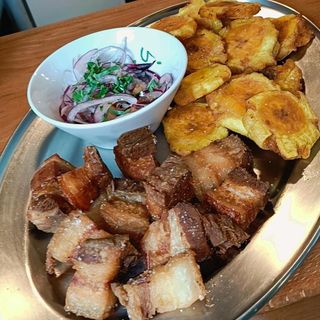 chicharrones+patacones + Cocacola 1L 1/2