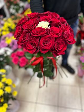 20 червени рози и 1 бяла с панделка #233
