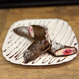 Млинці шоколадні з солодким сиром та вишнею