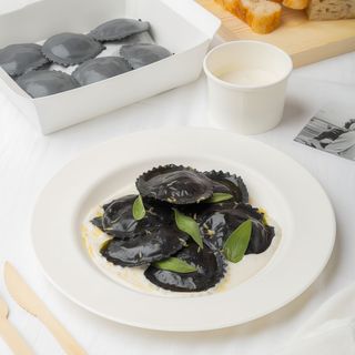 Ravioli Neri Di Funghi E Tartufo con Cacio e Pepe - Kit cocinalo en casa