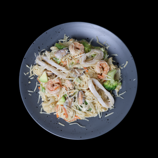 Локшина удон з морепродуктами у вершковому соусі.