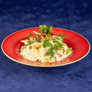 TAGLIATELLE CU FILE DE CURCAN ÎN SOS  DE SMÂNTÂNĂ ȘI HRIBI