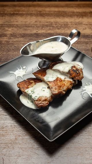 Cotlet de porc cu sos de patrunjel