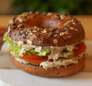 Bagel de Atum e Abacate