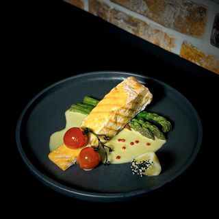 Стейк з лосося та ніжною спаржею (300г)