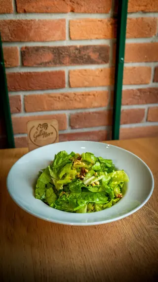 Salata verde cu nuci si sos dulce acrisor