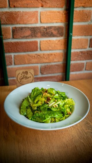 Salata verde cu nuci si sos dulce acrisor