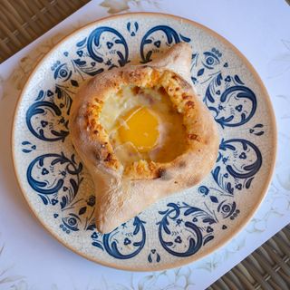 აჭარული ხაჭაპური ოთხი ყველით