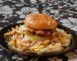 Burger Cuatro Quesos + Patatas + cocacola lata