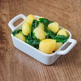 Mladi krompir sa baby spanaćem