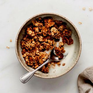 Кисело мляко с чия, домашна гранола с мед и сушени плодове 150 гр