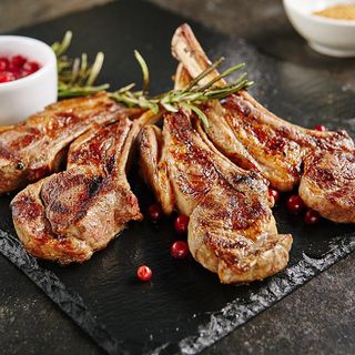 Alloco à la Côtes D'agneau Braisée 