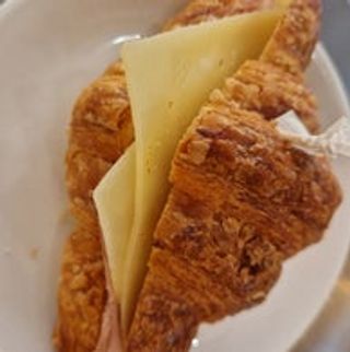 Cornetto salato con prosciutto cotto, formaggio e insalata