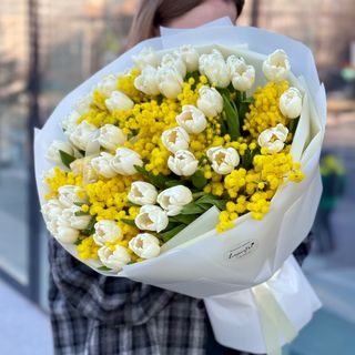 Великий букет з мімозою і тюльпаном 