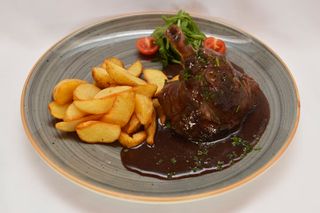 Confit od janjeće koljenice u umaku od češnjaka i ružmarina