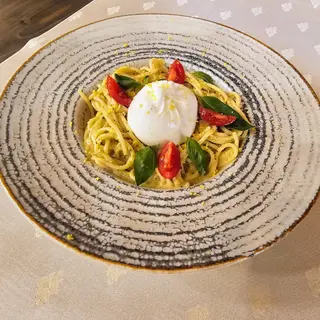 Spaghete cu pesto de fistic crud  şi burratta di bufala
