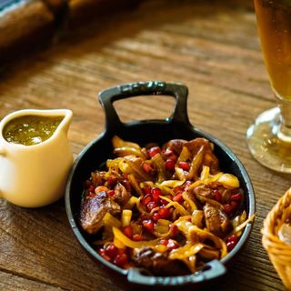 ხბოს მწვადი ბროწეულით ტაფაზე