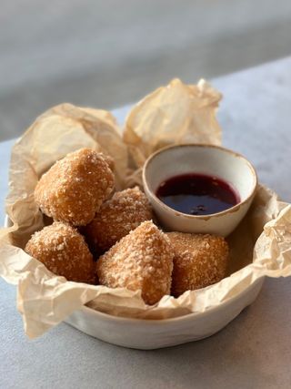 Камамбер шматочками з ягідним соусом