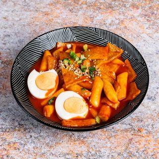 Tteok-bokki Bokkeum z dodatki Odeng