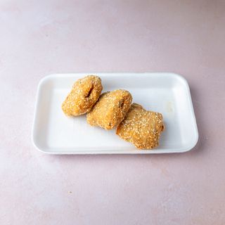 Obrok punjeno pileće belo u slanini sa susamom