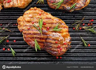 Meniu ceafa porc grill cu cartofi prajiti, salata si chifla de casa