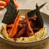 Hummus con Zanahorias asadas y Pan Carasau crujiente