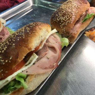 Sandwich con prosciutto cotto, mozzarella, pomodoro e insalata