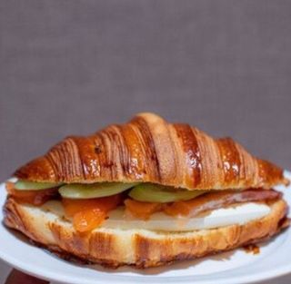 Сэндвич круассан с лососем