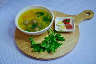 Прозрачный суп с фрикадельками