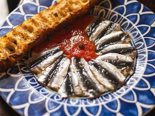 Сардинки з томатной сальсою, каперсами та фокачею (220 г)