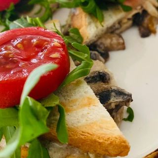 Сендвіч з куркою та грибами