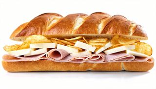 Panino con prosciutto, mozzarella, patatine