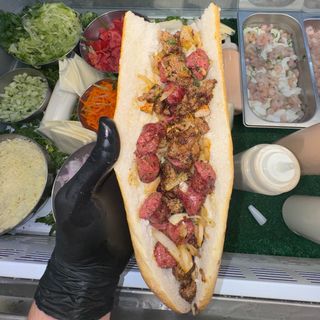 Bocadillo de pollo salchichas y carne picada