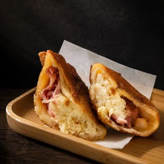 Empanada de bacon con queso latino