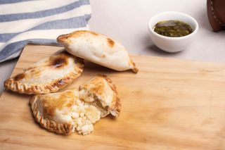 Empanada Argentina De Cebolla Y Queso