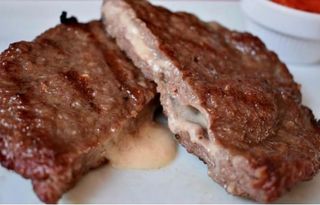 Punjena pljeskavica sa sirom