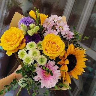 Buchet- Alegerea floristului : galben cu roz