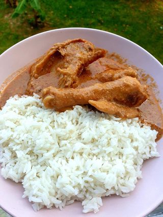Sauce Arachide Au Riz Parfumé Blanc Avec Poulet