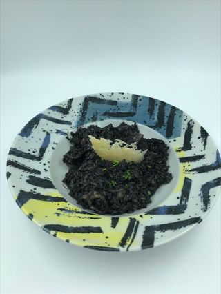 Risotto de arroz negro con chipirones